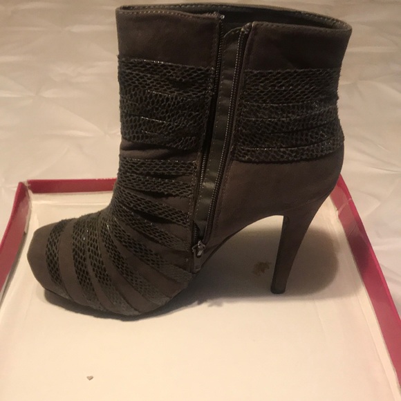 Heels - Picture 3 of 4